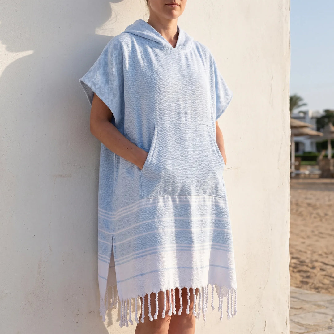Unisex Strandponcho mit Kapuze zum einfachen Umziehen und Abtrocknen nach dem Schwimmen.