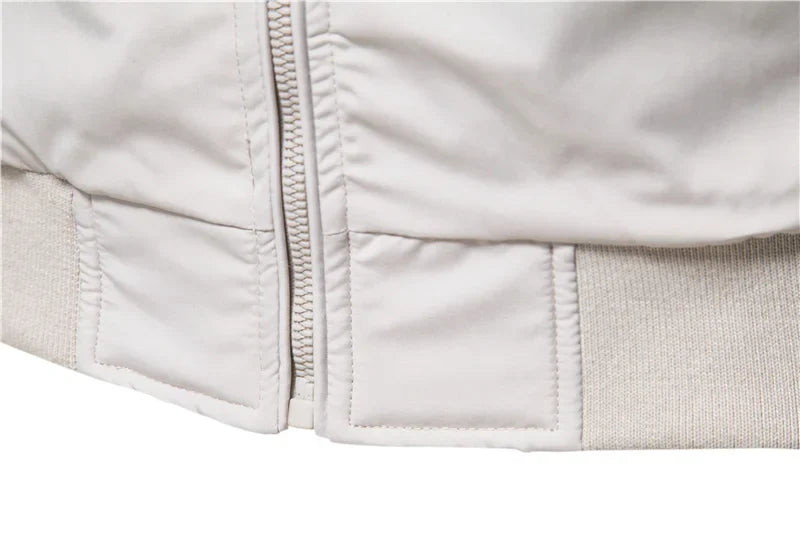 Casual Herrenmode: Robuste und bequeme Übergangsjacke für die Freizeit. Wasserabweisend & vielseitig tragbar.