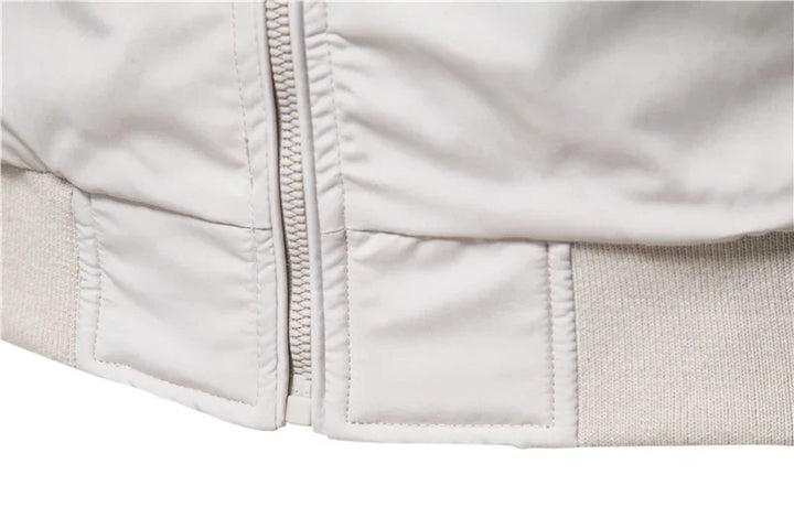 Casual Herrenmode: Robuste und bequeme Übergangsjacke für die Freizeit. Wasserabweisend & vielseitig tragbar.