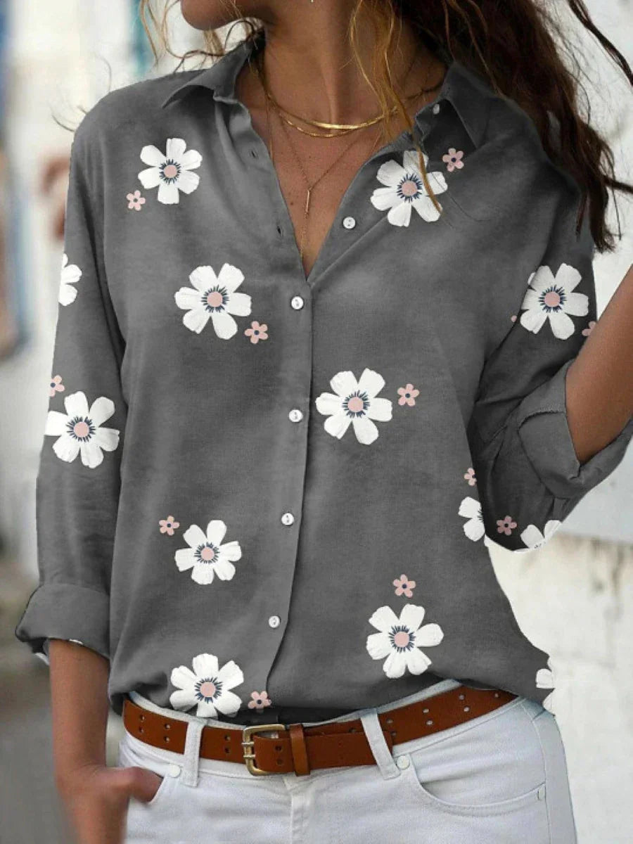 Lockere Damenbluse mit floralem Muster, durchgehender Knopfleiste und klassischem Hemdkragen.