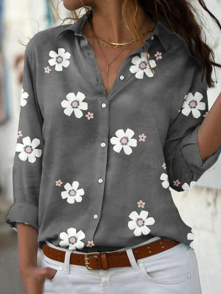 Lockere Damenbluse mit floralem Muster, durchgehender Knopfleiste und klassischem Hemdkragen.
