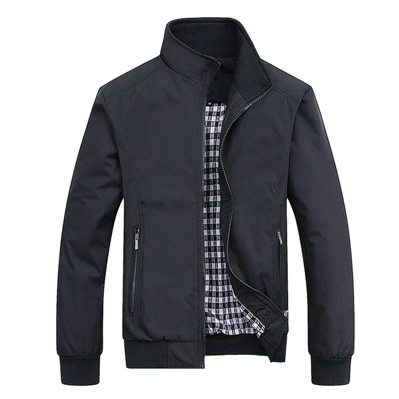 Herren Stehkragenjacke in Khaki, leicht & modern, perfekt als Alltagsjacke für Frühling & Herbst.