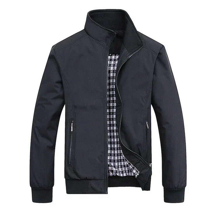 Herren Stehkragenjacke in Khaki, leicht & modern, perfekt als Alltagsjacke für Frühling & Herbst.