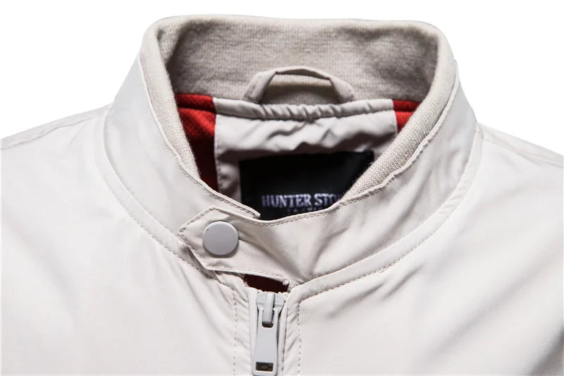 Trendige Herren-Freizeitjacke. Wasserabweisend, robust und sportlich. Perfekt für einen modernen Casual-Look.
