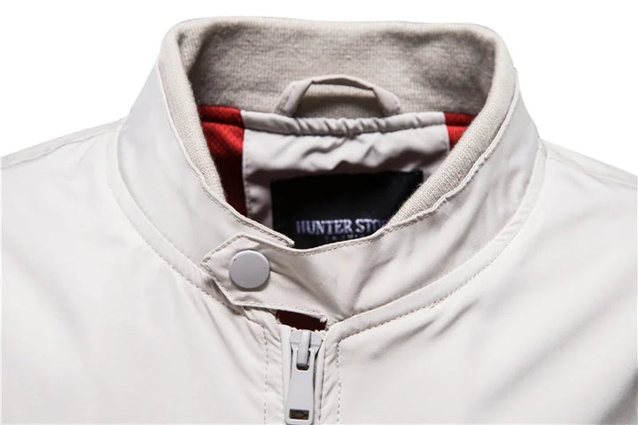 Trendige Herren-Freizeitjacke. Wasserabweisend, robust und sportlich. Perfekt für einen modernen Casual-Look.