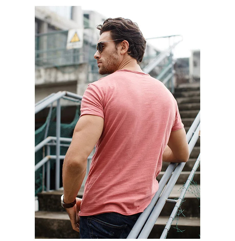 Bequemes, atmungsaktives Basic T-Shirt für Herren, perfekt für Alltag und Reisekomfort.