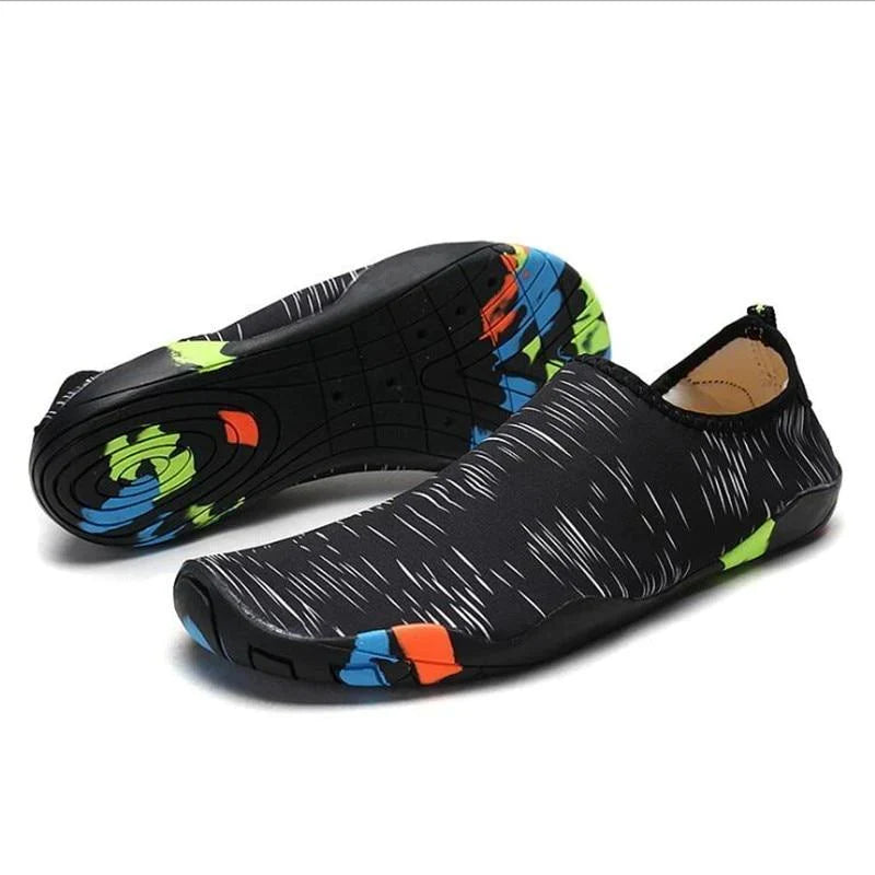 Komfortable Strandschuhe mit rutschfester Technologie. Perfekt für sicheren Halt bei allen Wasseraktivitäten.