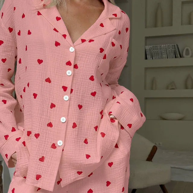 Gemütlicher Damen Herz-Pyjama aus weicher Baumwolle. Stilvoller Schlafanzug für entspannte Abende zu Hause.