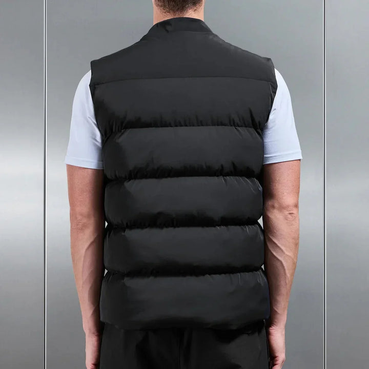 Robuste Outdoor-Winterweste für Männer, ärmellos und wattiert, ideal für Komfort und Kälteschutz.