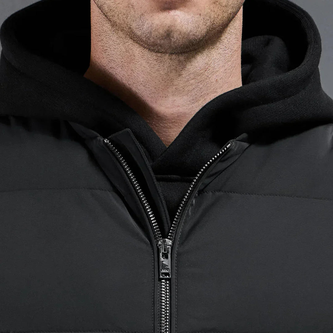 Trendige, ärmellose Winter-Herrenmode, wattierte Weste bietet Kälteschutz und Stil für Herbst.