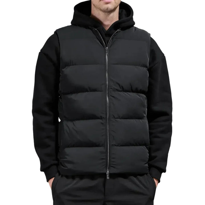 Stilvolle, wattierte Herren-Freizeitweste, perfekt für Layering und lässige Herrenmode im Herbst.