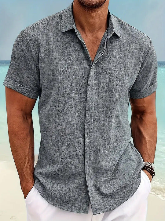 Locker sitzende Herrenbluse mit kurzen Ärmeln, stilvoll & komfortabel für Reisen oder lässige Sommer-Outfits. Modern.