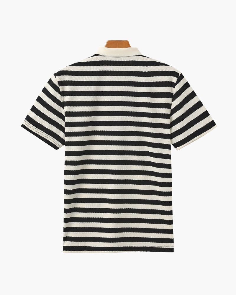 Mann trägt modisches gestreiftes Herren Strickpolo im Retro-Look mit entspannter Passform.