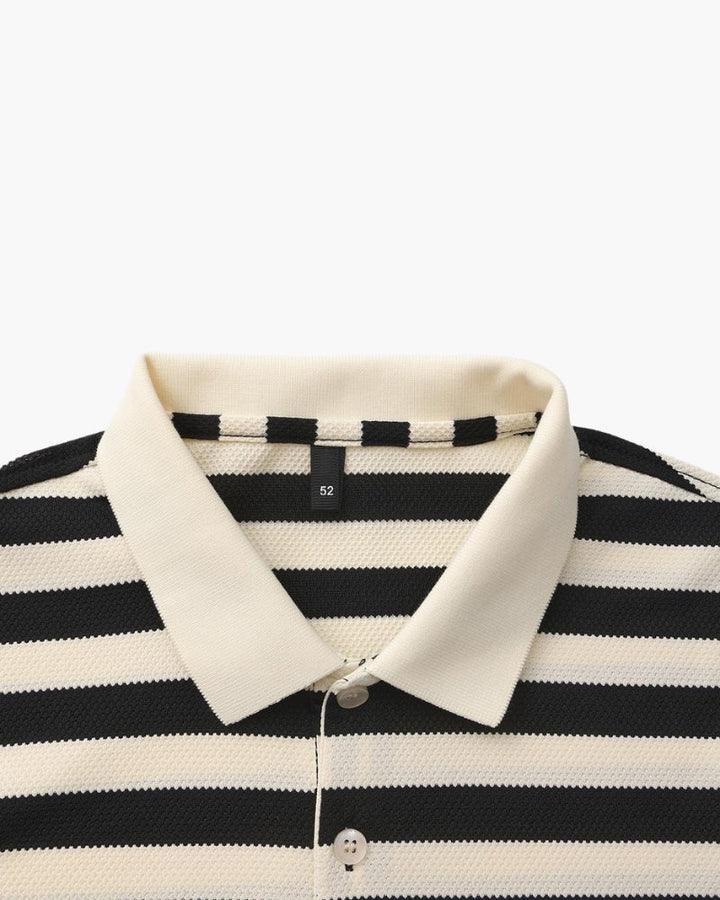 Hochwertiges gestreiftes Herren Strickpolo mit weichem Stoff und klassischem, eleganten Design.