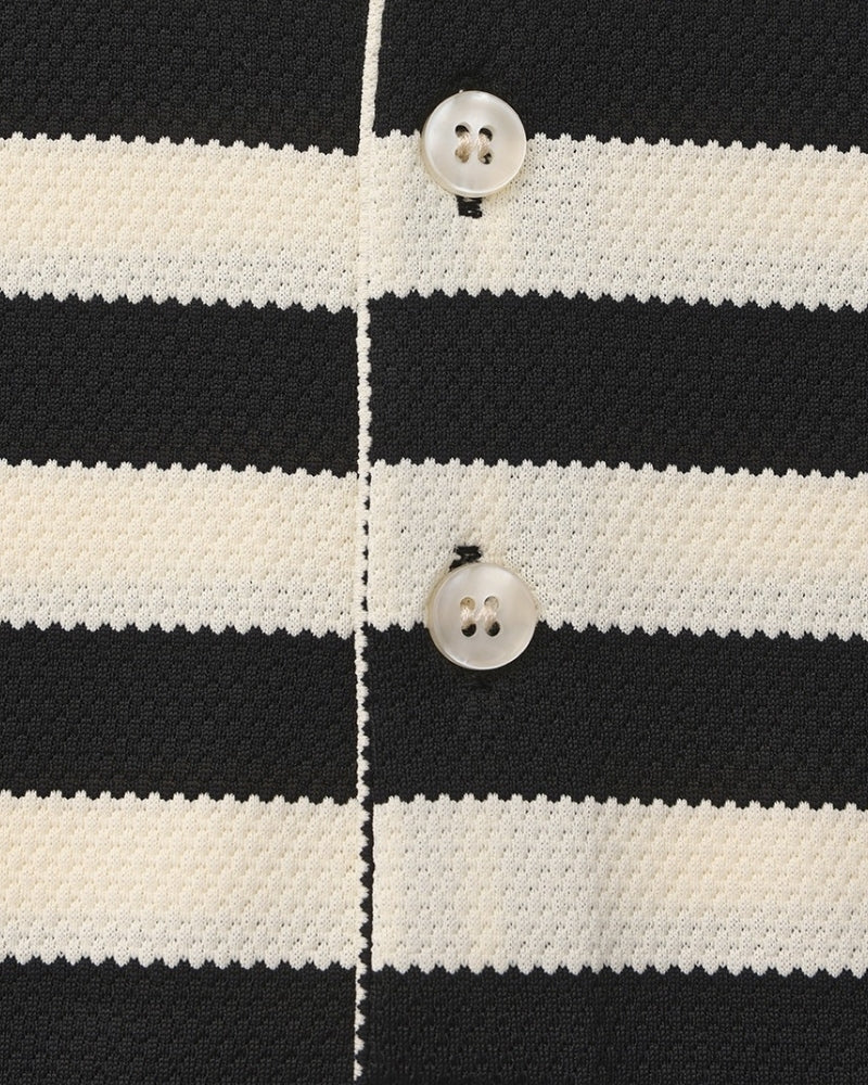 Nahaufnahme des gestreiften Musters auf dem Herren Strickpolohemd im Vintage-Stil.