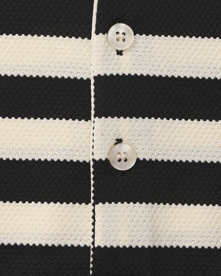 Nahaufnahme des gestreiften Musters auf dem Herren Strickpolohemd im Vintage-Stil.