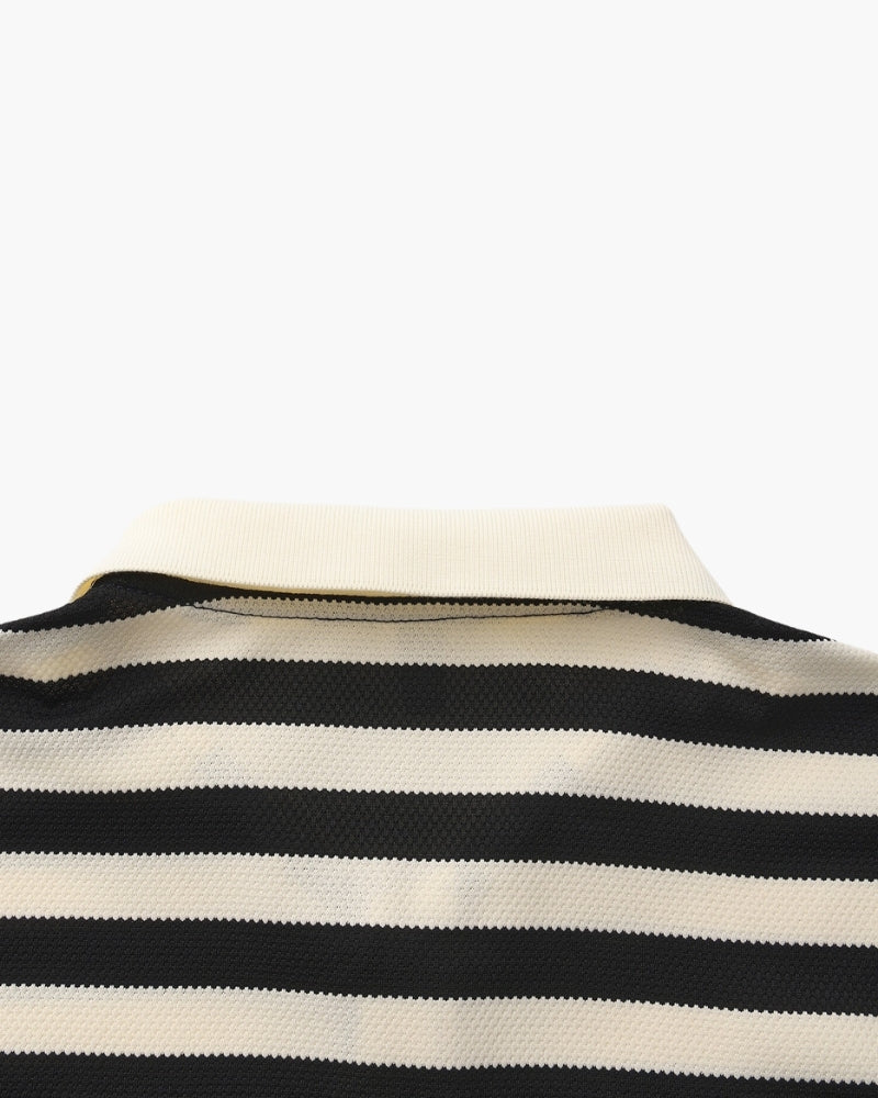 Rückansicht eines bequemen gestreiften Herren Strickpolos, vielseitig für Freizeitkleidung.
