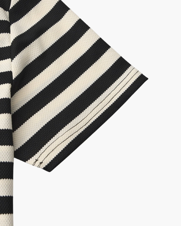 Vielseitiges Herren Strickpolo mit Streifen, elegant & modern für Sommer- und Frühlingsmode.