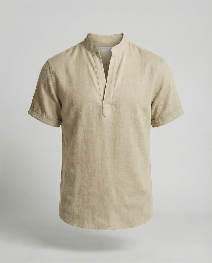 Modernes Herren Poloshirt mit V-Ausschnitt, Kurzarm, für elegante Freizeitlooks & Business-Casual Outfits.