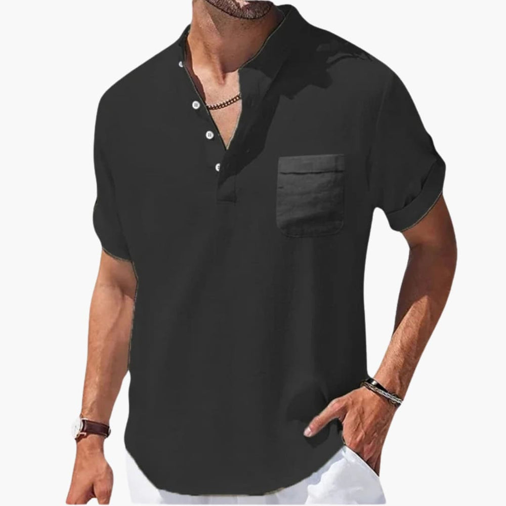 Modernes Herren Kurzarm T-Shirt. Detailansicht Stehkragen & praktische Brusttasche. Ideal für Casual Look.