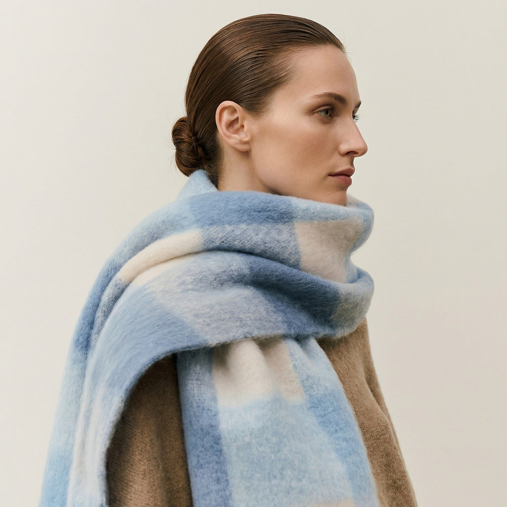 Warmer Unisex Schal mit farbenfrohem Karomuster, flauschig weich, ideal für kalte Wintertage & modische Outfits.