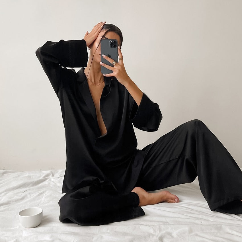 Elegantes Damen Satin Pyjama-Set, Seide, Oversize Passform, ideal als Nachtwäsche.