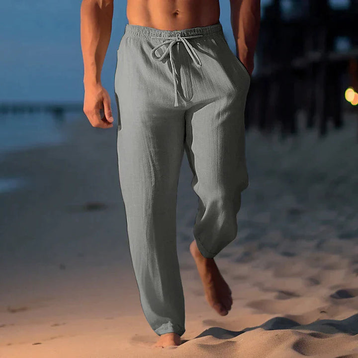 Eleganter, leichter Herren-Jogger in Schwarz. Weite Passform und atmungsaktiv – perfekt als Sommerhose.