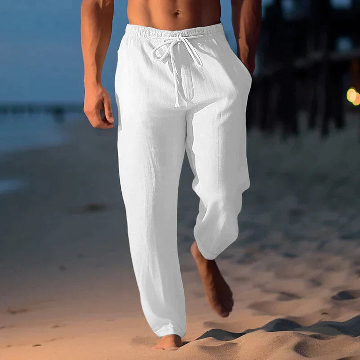 Weiße Herren Sommerhose, superleicht & atmungsaktiv. Komfortabler Jogger mit weitem Bein für warme Tage.