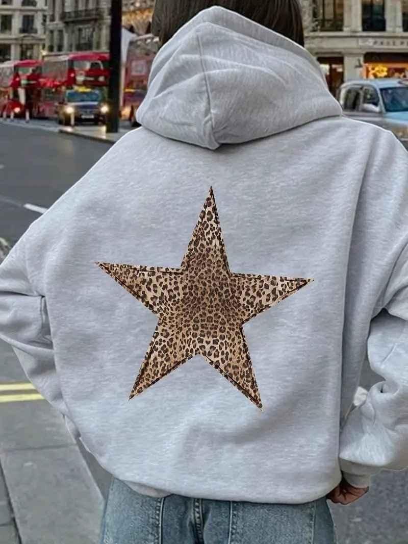 Bequemer Damen Pullover mit Kapuze, auffälligem Leopardenstern-Print. Perfekt für Freizeit & Alltag.