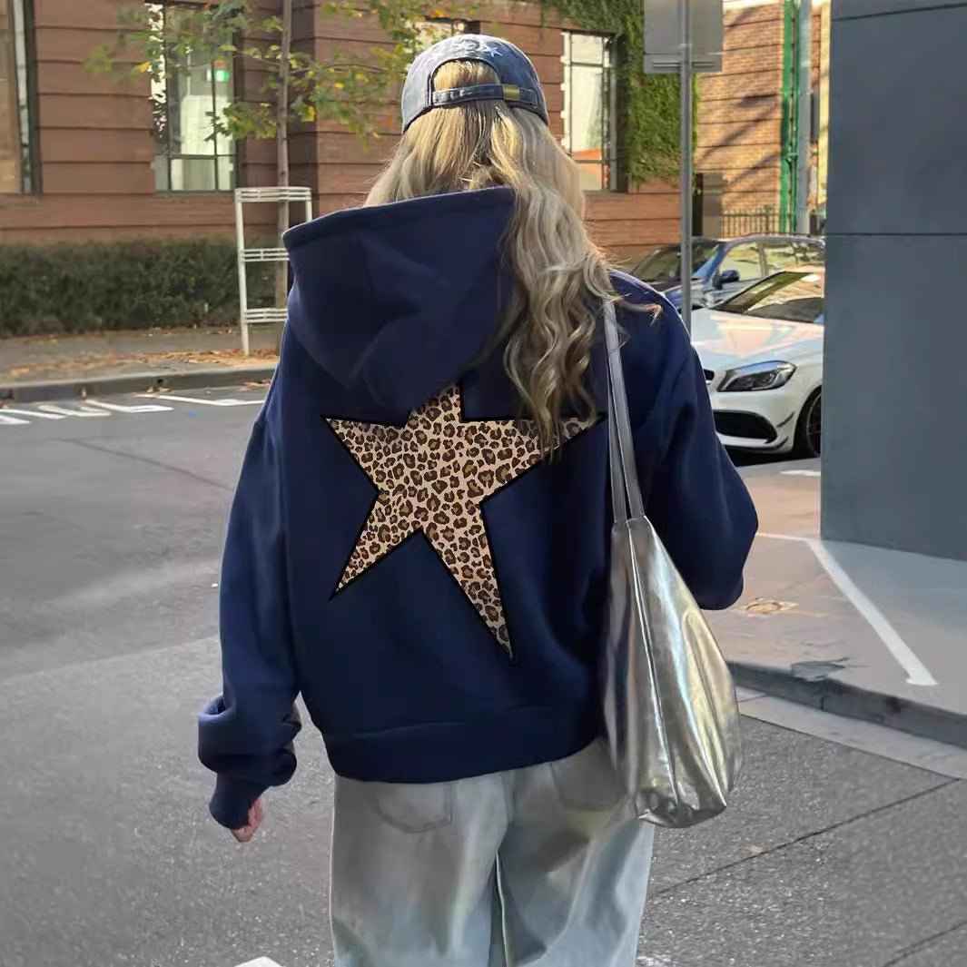 Damen Kapuzenpullover mit einzigartigem Leopardenstern-Motiv für lässigen Streetwear-Look.