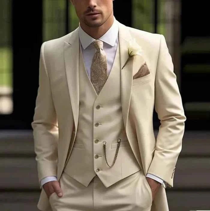Eleganter Herren Dreiteiliger Anzug für Hochzeiten & festliche Anlässe. Moderner, stilvoller Look.