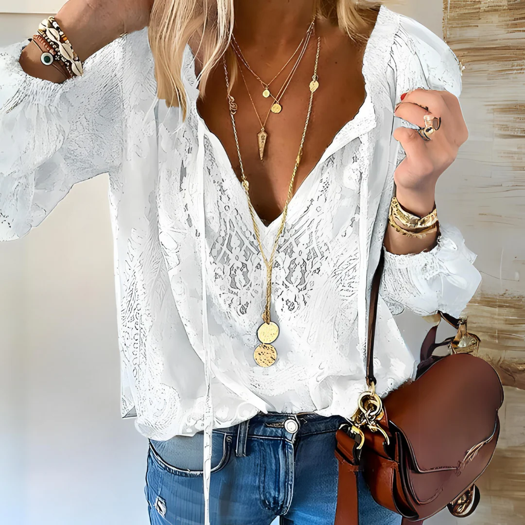 Detailaufnahme der leichten Damenbluse im Boho-Stil mit zarter Stickerei und weitem Ärmel für Frühling & Sommer.