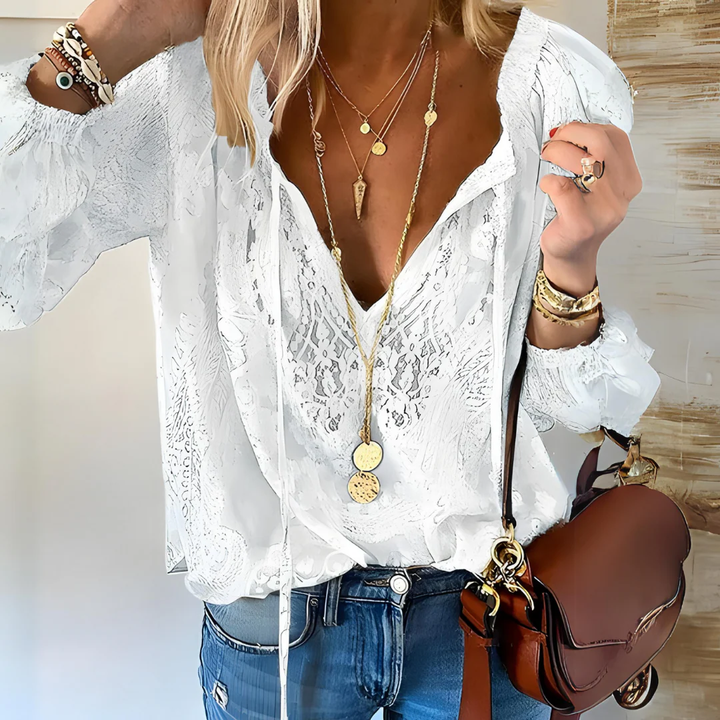 Detailaufnahme der leichten Damenbluse im Boho-Stil mit zarter Stickerei und weitem Ärmel für Frühling & Sommer.