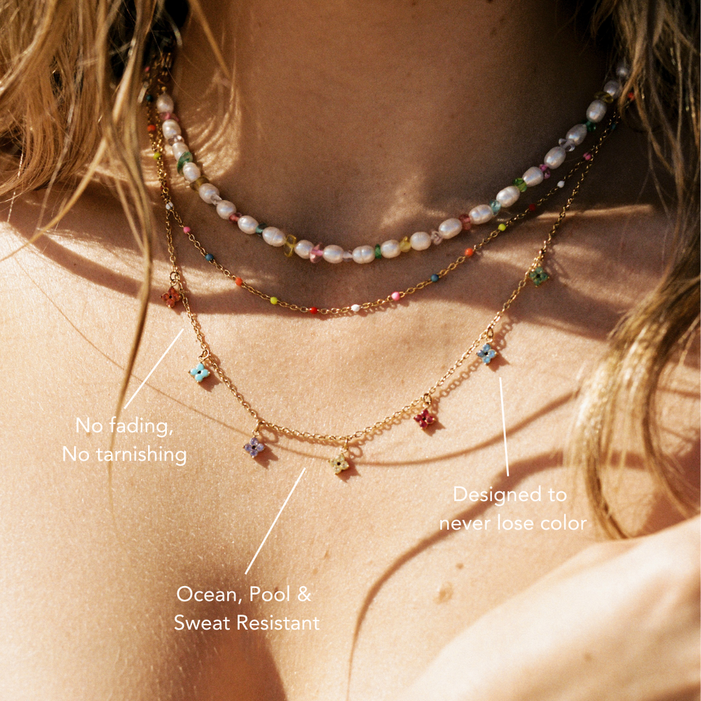 Silberne Choker Halskette für Damen, filigran, mit Blumenmuster und glitzernden Zirkonia. Stilvolles Accessoire.