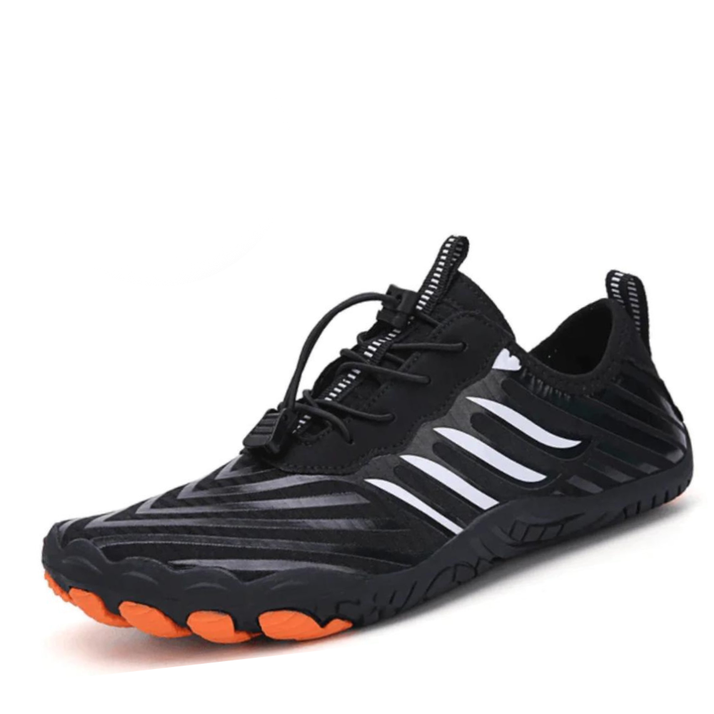 Ein Mann trägt bequeme, wasserdichte Outdoor-Schuhe beim Wandern auf nassen Wegen. Ideal für jedes Wetter und trockene Füße.