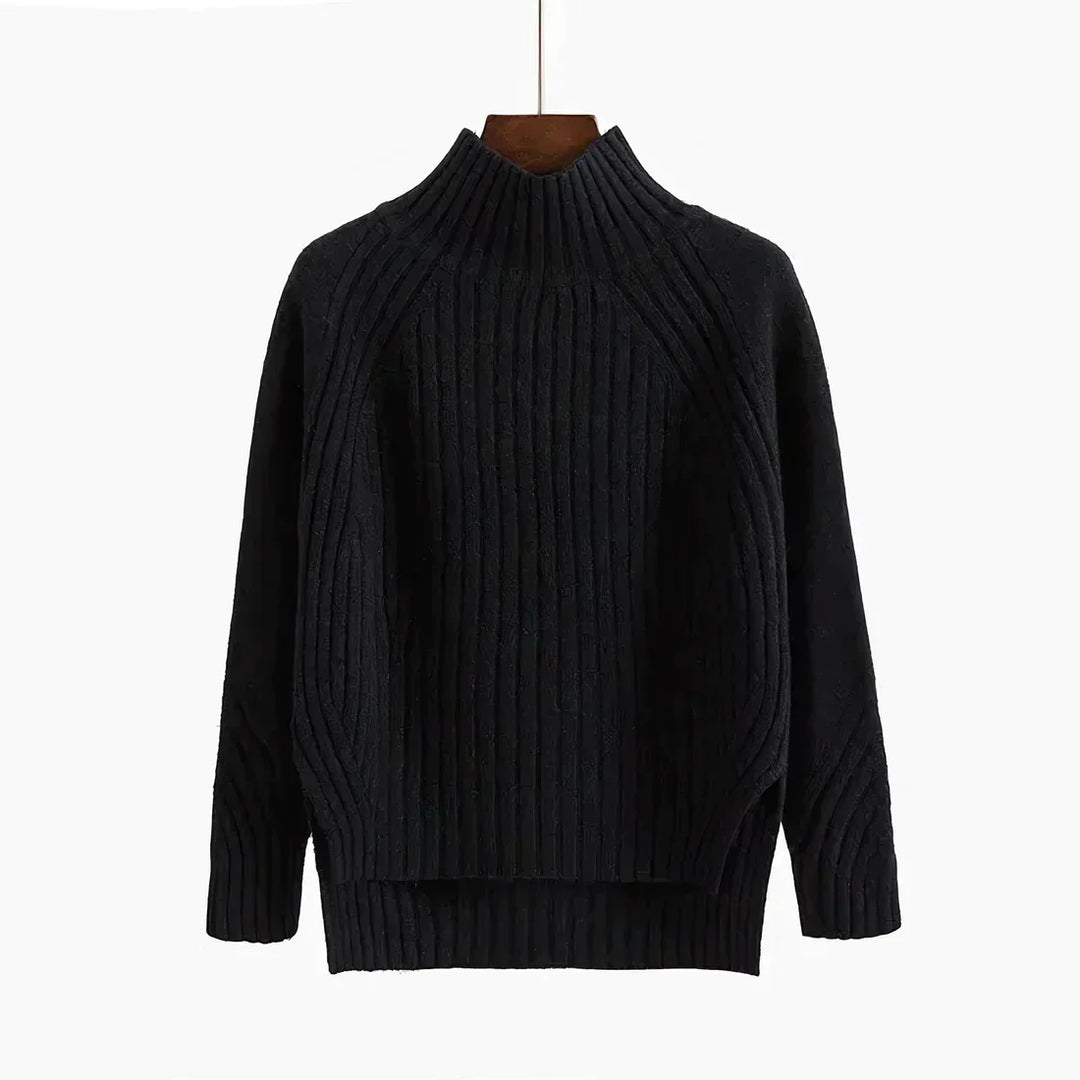 Model trägt eleganten Damen Strickpullover Mira. Kuschelig weicher Pullover, ideal für ein stilvolles Oberteil.