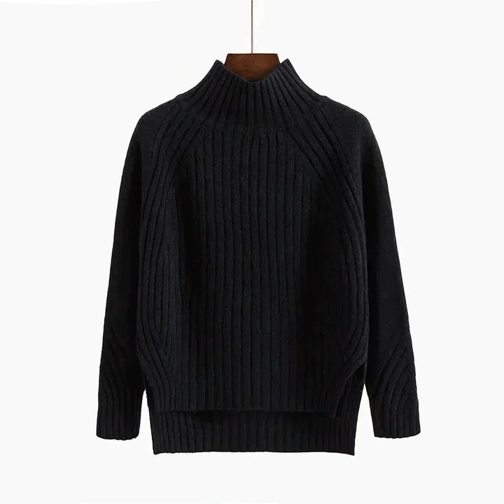 Model trägt eleganten Damen Strickpullover Mira. Kuschelig weicher Pullover, ideal für ein stilvolles Oberteil.