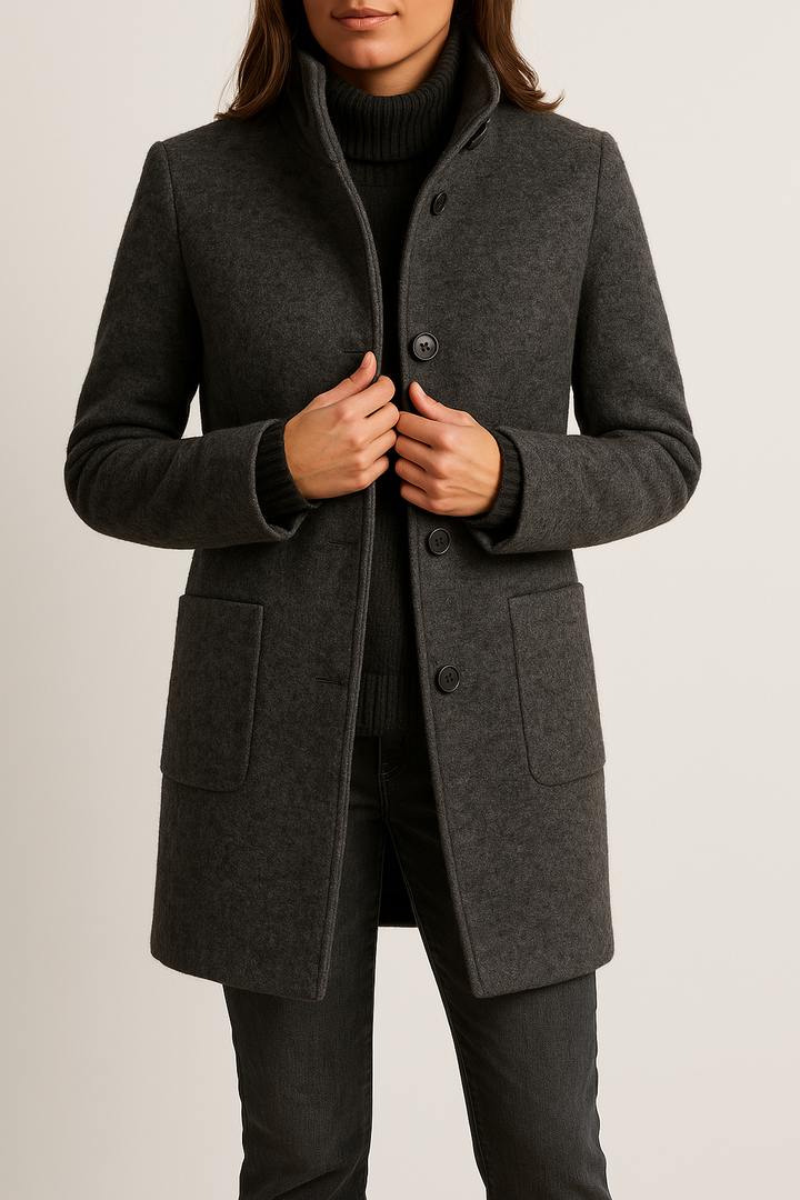Eleganter Wintermantel für Damen, stilvoller Kragen akzentuiert die weibliche Silhouette. Ideal für den Stadtbummel.