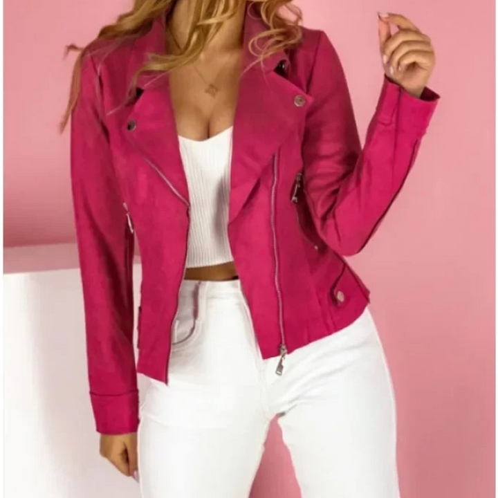 Frau trägt stylische asymmetrische Damen Bikerjacke, tailliert geschnitten. Perfekt für trendige Frauen Mode.