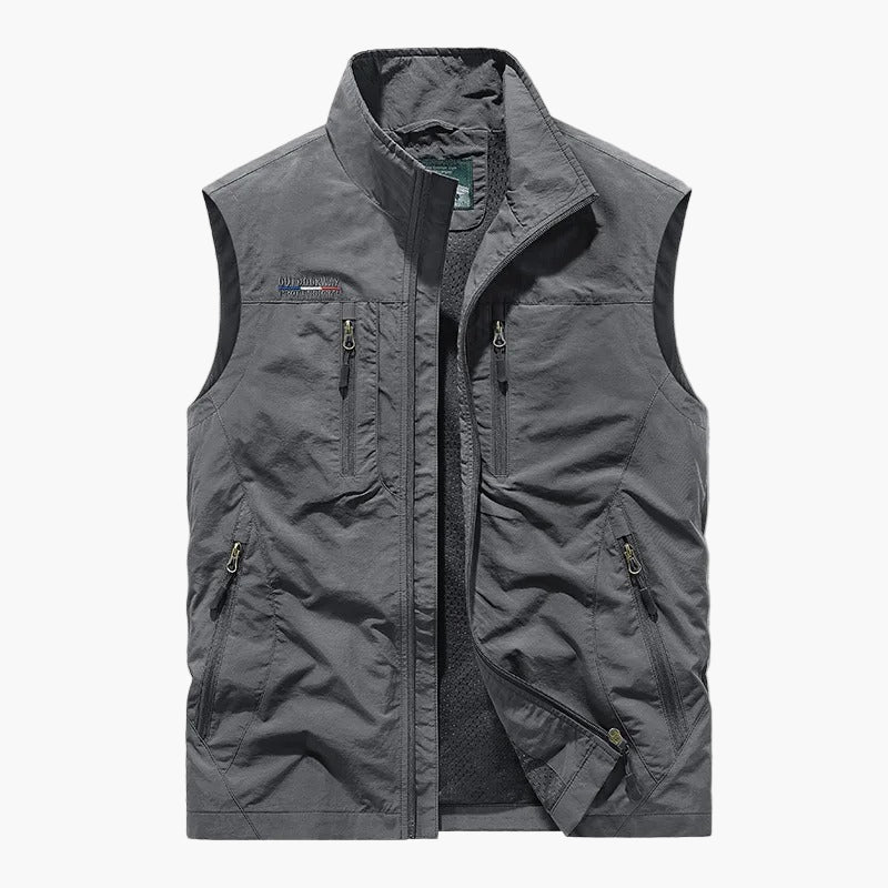 Funktionale Herren Outdoor-Weste für jedes Abenteuer. Robust, winddicht & sportlich-elegant für Freizeit & Reise.