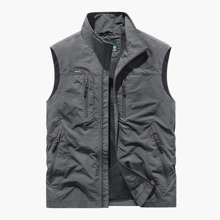 Funktionale Herren Outdoor-Weste für jedes Abenteuer. Robust, winddicht & sportlich-elegant für Freizeit & Reise.