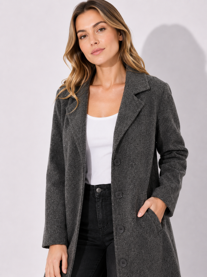 Modischer langer Damenmantel in Rosa mit Revers. Ideal als leichter Frühlingsmantel für einen femininen Look.