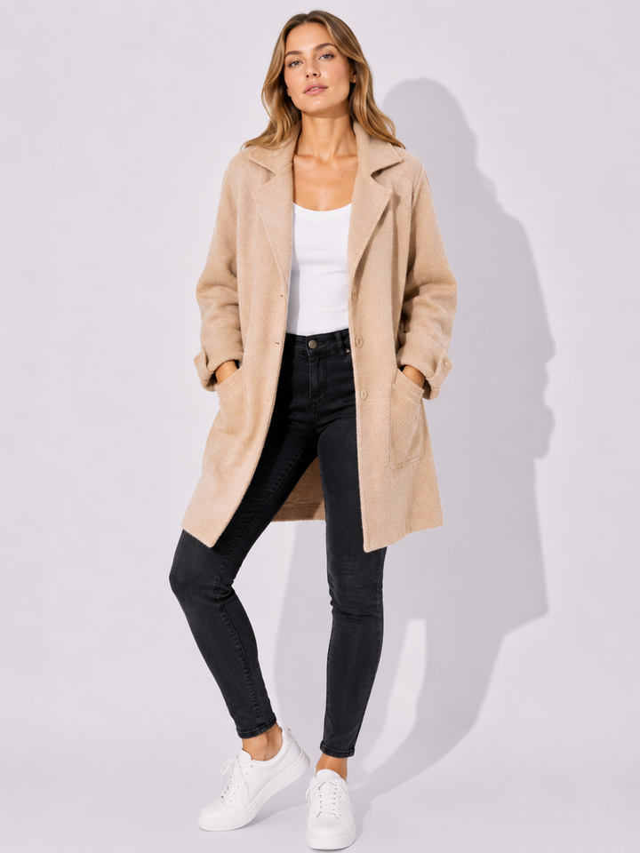 Damenmantel mit Reverskragen. Langer Mantel in Schwarz, ideal als Übergangsjacke für elegante Casual-Looks.