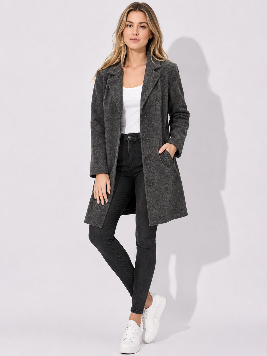 Eleganter langer schwarzer Damenmantel mit Reverskragen. Perfekte Übergangsjacke für stilvolle Damenmode.
