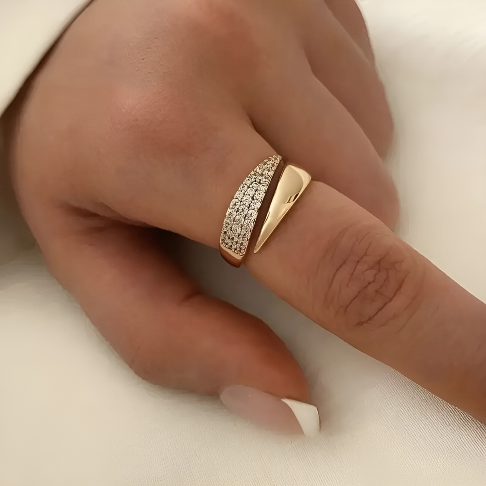 Nahaufnahme: Stilvoller, verstellbarer Damen Goldring. Perfektes Schmuckstück für Frauen, Geschenkidee.