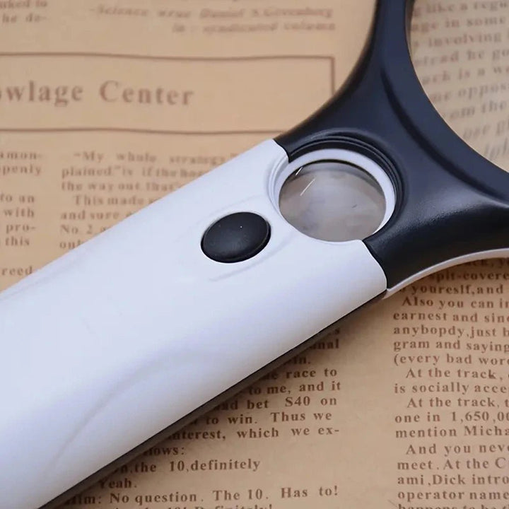 Ergonomische Lupe mit Licht für bequemes Halten bei längerem Gebrauch; 45x Vergrößerung für präzise Handarbeit.