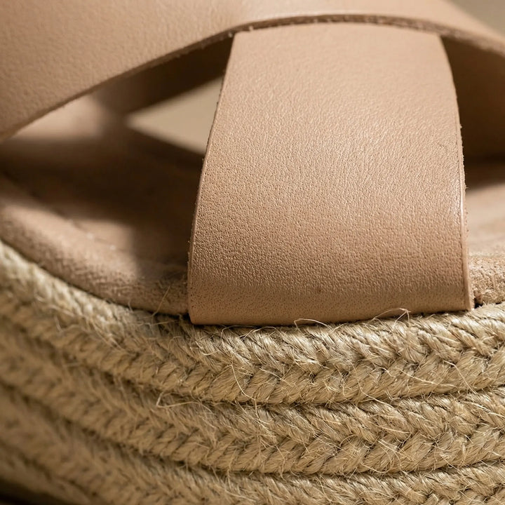 Modische Keilabsatz Sandale für Damen, mit Crossriemen & Espadrille-Look. Bequeme Urlaubsschuhe.
