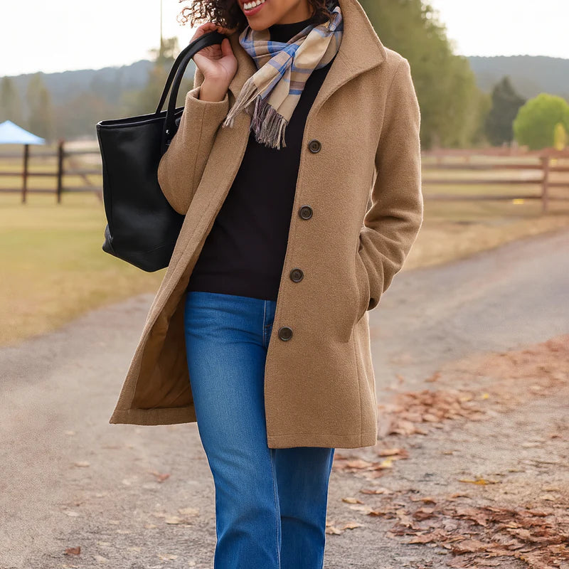 Zeitloser Damen Langarm-Knopfmantel in Camel. Eine stilvolle und komfortable Jacke für jede Garderobe.