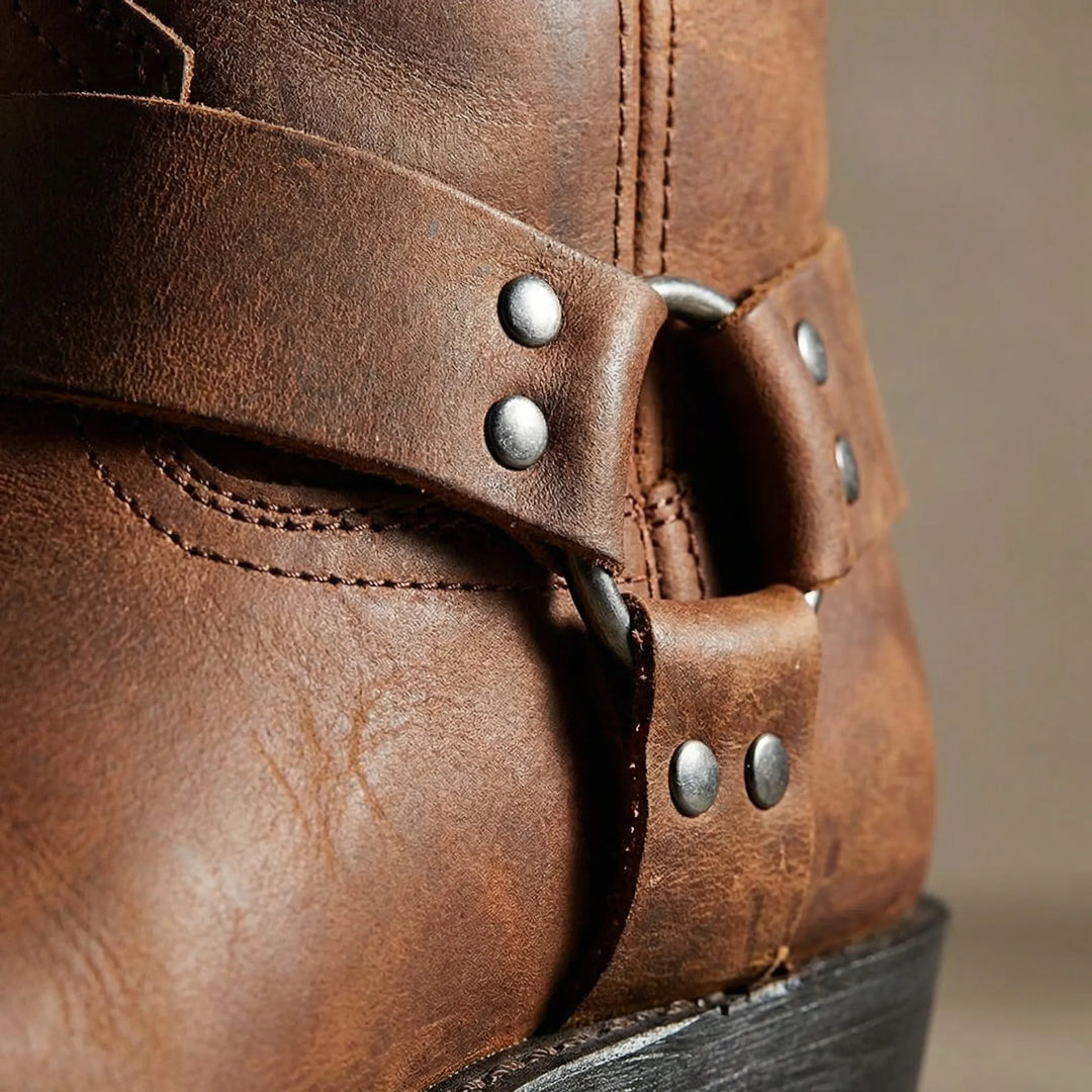 Robuste Herrenstiefel im klassischen Cowboy-Stil aus hochwertigem Leder, langlebig und bequem mit Nieten-Details.