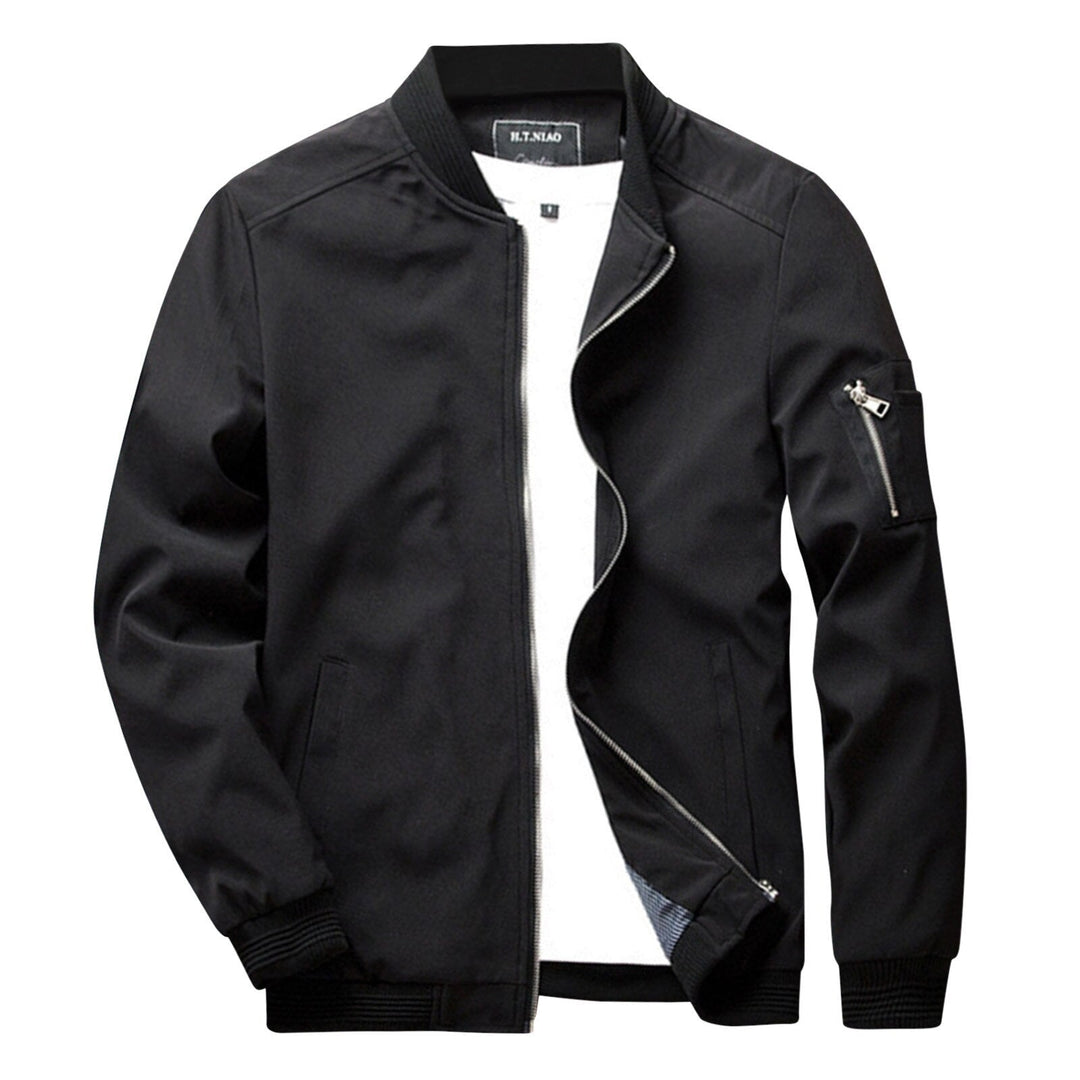 Sportlich-elegante Herren Leichte Sommerjacke. Bequeme Oberbekleidung für stilvolle Frühling-Sommer-Outfits.